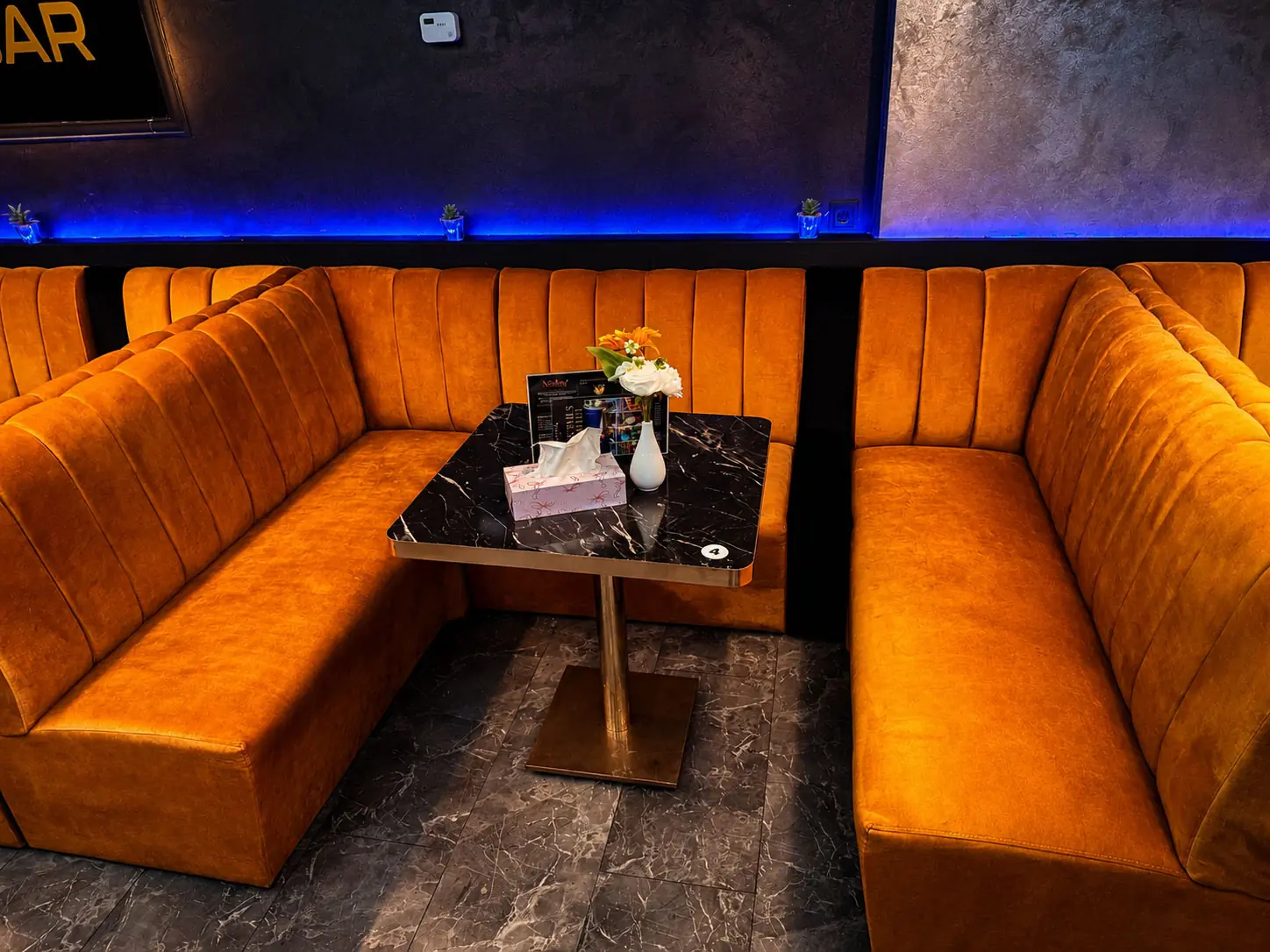 Warme Lounge-Atmosphäre im NARA